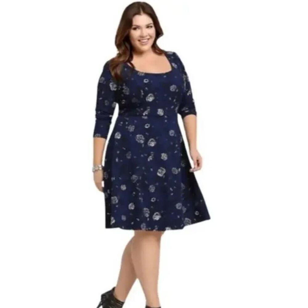TORRID Textured Blue Floral Plus Sz 4X (26) Business Casual Stretch Skater Dress